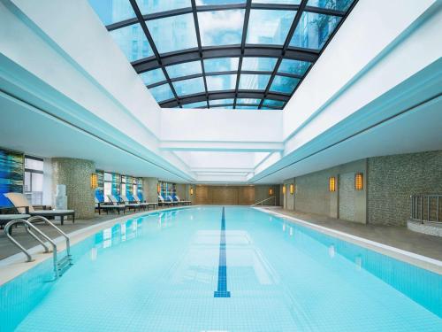 Imagen de la piscina del Hotel Swissotel Grand Shanghai. Foto 20