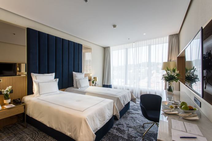 Imagen de la habitación del Hotel Swissotel Sarajevo. Foto 12