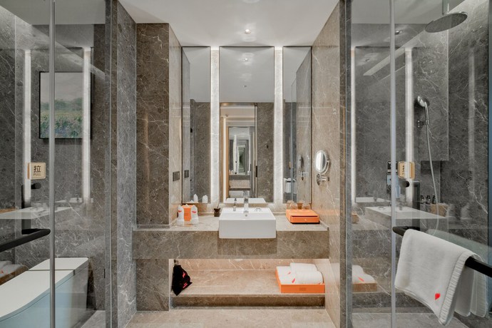 Imagen de la habitación del Hotel Swisstouches Resort. Foto 2