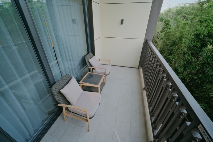 Imagen de la habitación del Hotel Swisstouches Resort. Foto 3