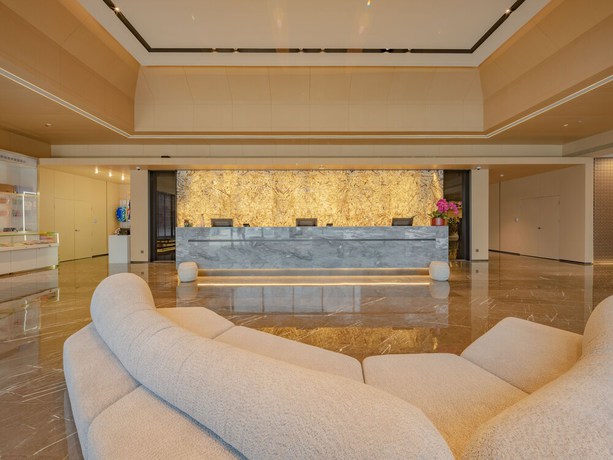 Imagen de la piscina del Hotel Swisstouches Resort. Foto 15