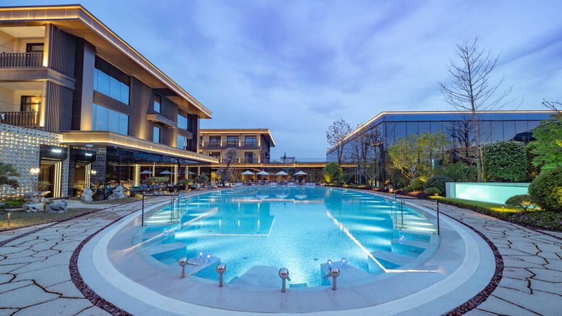 Imagen de la piscina del Hotel Swisstouches Resort. Foto 16