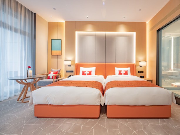 Imagen de la habitación del Hotel Swisstouches Resort. Foto 9