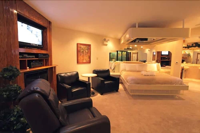 Imagen de la habitación del Hotel Sybaris Pool Suites Indianapolis. Foto 10