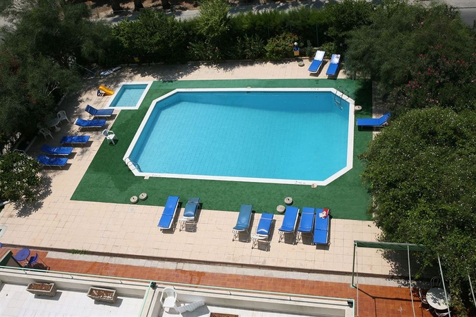 Imagen de la piscina del Hotel Sylva. Foto 16