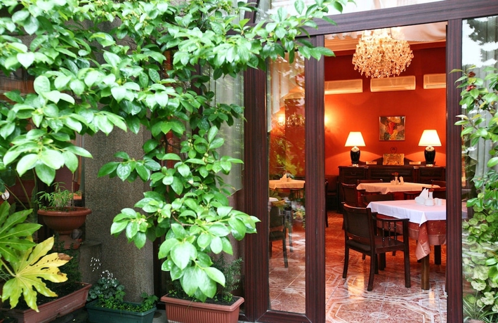 Imagen de los exteriores del Hotel Sympatia. Foto 15