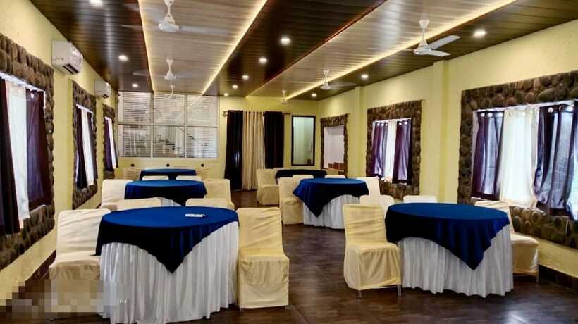 Imagen del bar/restaurante del Hotel Symphony By Devbhoomi Corbett Resort. Foto 12
