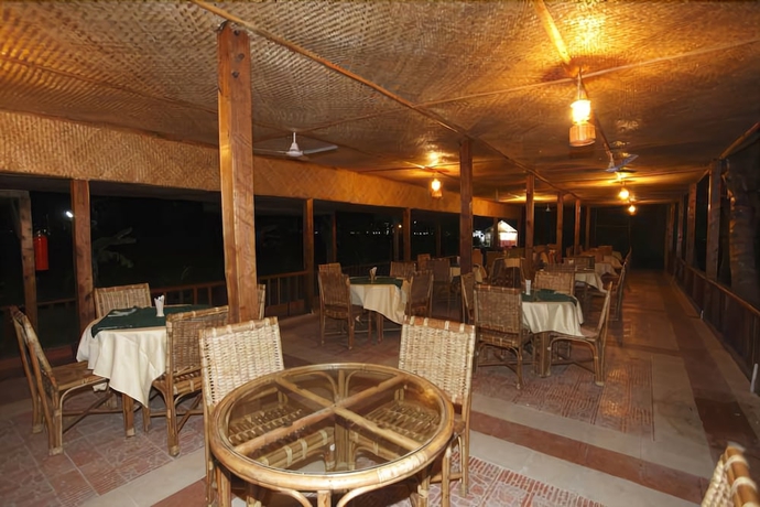 Imagen del bar/restaurante del Hotel Symphony Palms Beach Resort. Foto 5