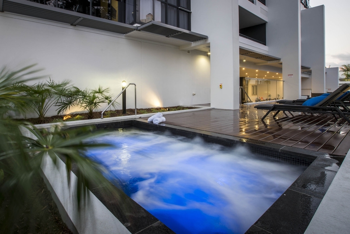 Imagen de la piscina del Hotel Synergy Broadbeach. Foto 16