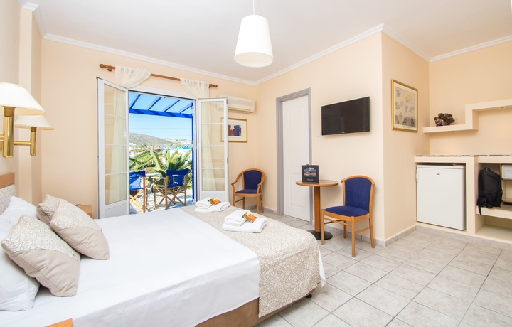 Imagen de la habitación del Hotel Syros Atlantis. Foto 17