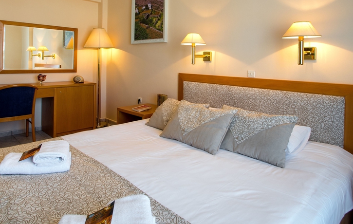 Imagen de la habitación del Hotel Syros Atlantis. Foto 18