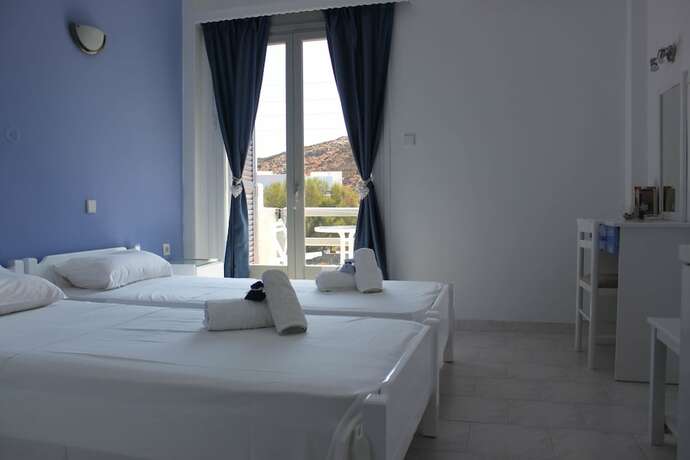 Imagen de la habitación del Hotel Syros Holidays. Foto 17