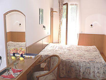 Imagen de la habitación del Hotel Szeleta. Foto 8