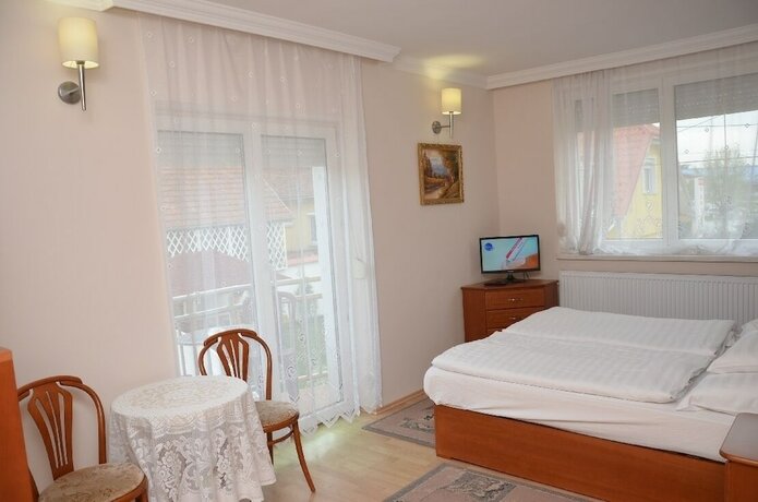 Imagen de la habitación del Hotel Szieszta Panzi&oacute;. Foto 14