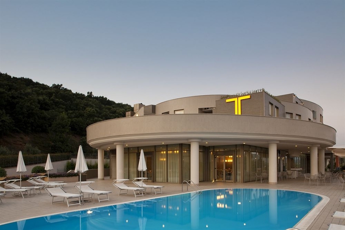 Imagen de la piscina del Hotel T Lamezia. Foto 5