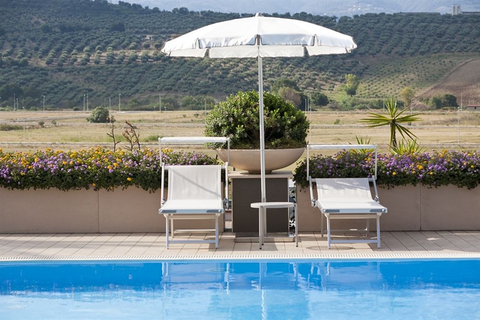 Imagen de la piscina del Hotel T Lamezia. Foto 6