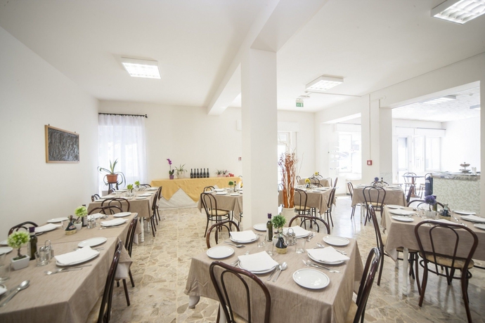 Imagen del bar/restaurante del Hotel T Rimini. Foto 3