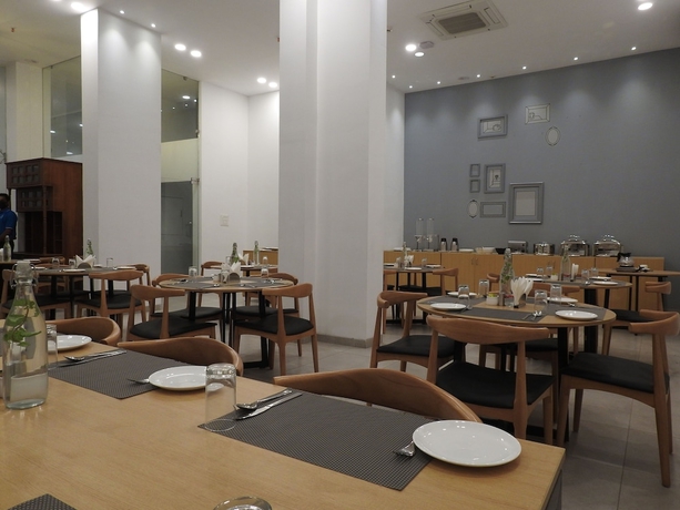 Imagen del bar/restaurante del Hotel TGI Ameya Grand. Foto 4