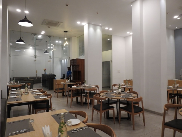 Imagen del bar/restaurante del Hotel TGI Ameya Grand. Foto 5