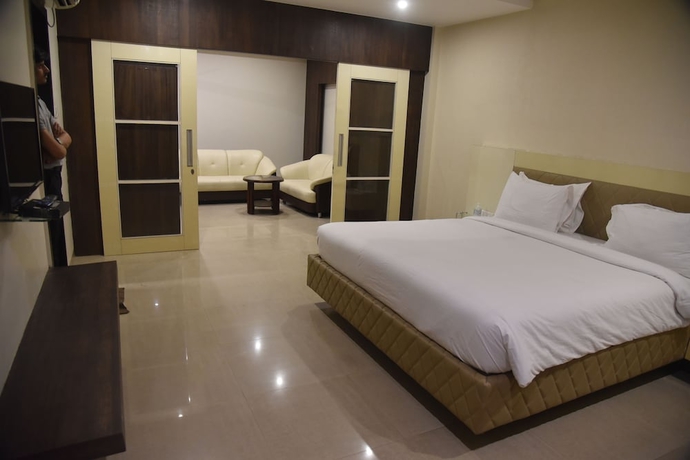 Imagen de la habitación del Hotel TGI Grand Nirvanaa. Foto 2