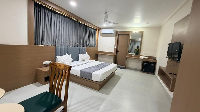 Imagen de la habitación del Hotel TGR Bharuch. Foto 2