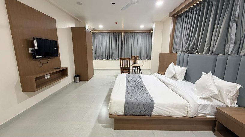 Imagen de la habitación del Hotel TGR Bharuch. Foto 3