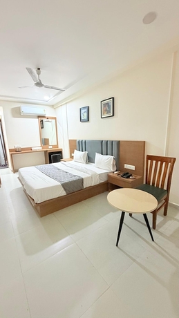 Imagen de la habitación del Hotel TGR Bharuch. Foto 6