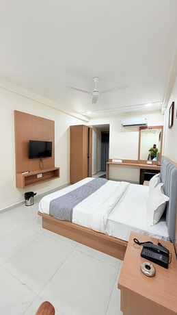 Imagen de la habitación del Hotel TGR Bharuch. Foto 7