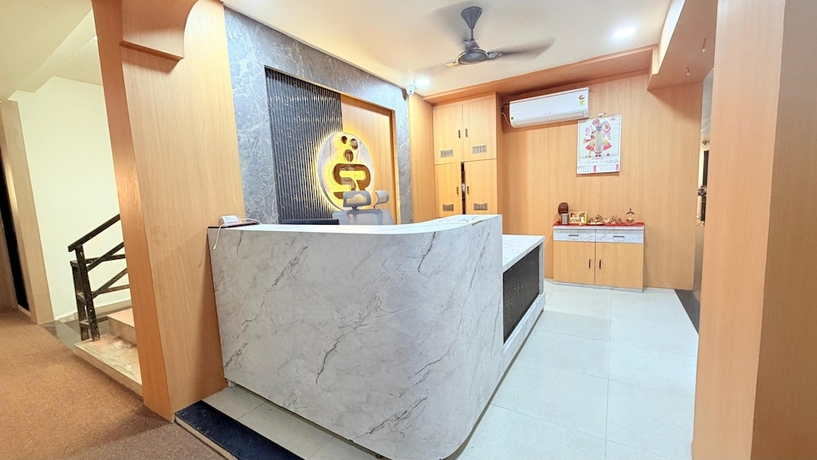 Imagen de los interiores del Hotel TGR Bharuch. Foto 15