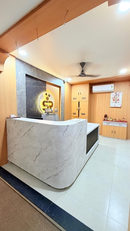 Imagen de los interiores del Hotel TGR Bharuch. Foto 16