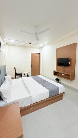 Imagen de la habitación del Hotel TGR Bharuch. Foto 10