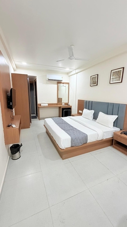 Imagen de la habitación del Hotel TGR Bharuch. Foto 11