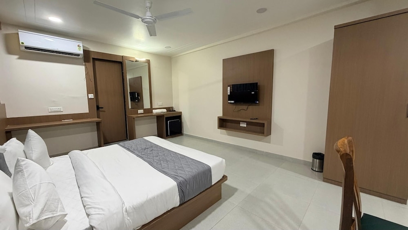 Imagen de la habitación del Hotel TGR Bharuch. Foto 12