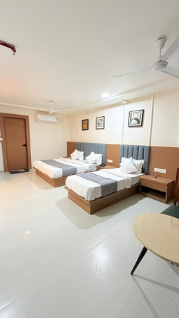 Imagen de la habitación del Hotel TGR Bharuch. Foto 13