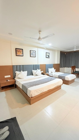 Imagen de la habitación del Hotel TGR Bharuch. Foto 14