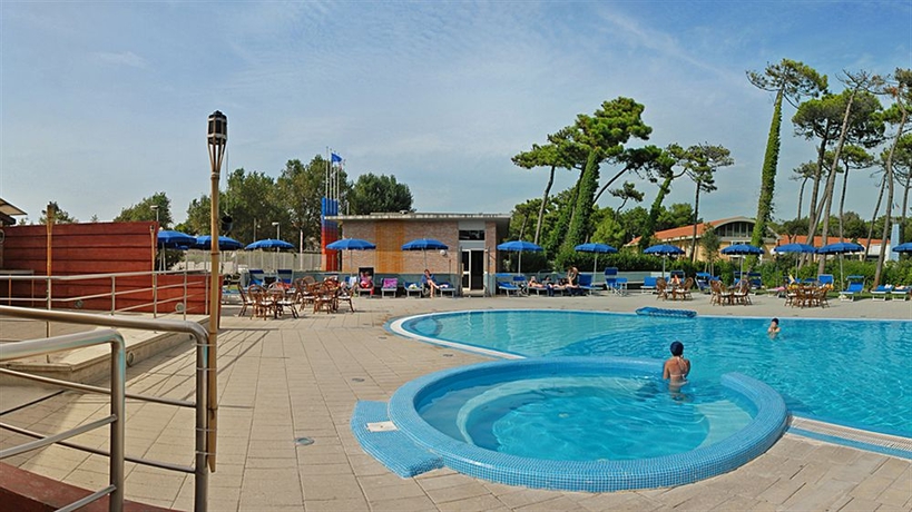 Imagen de la piscina del Hotel TH Tirrenia - Green Park Resort. Foto 11