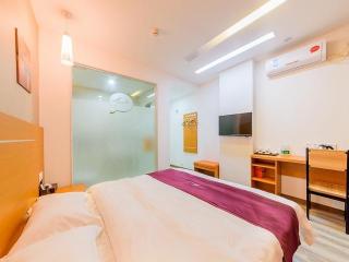 Imagen de la habitación del Hotel THANK INN PLUS HOTEL GUANGZHOU NEW BAIYUN AIRPORT. Foto 1