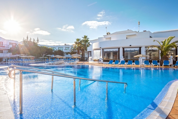 Imagen de la piscina del Hotel THB Lanzarote Beach. Foto 14