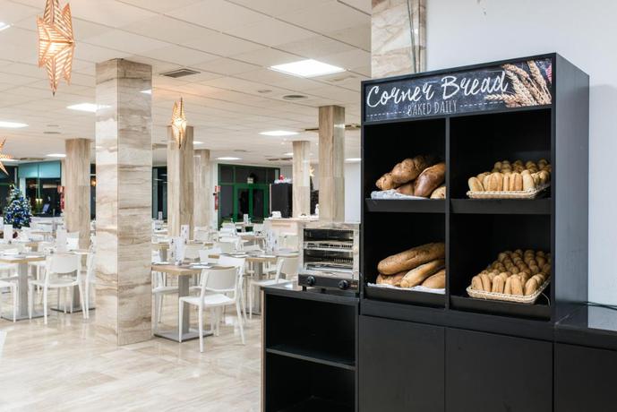 Imagen del bar/restaurante del Hotel THB Royal. Foto 2