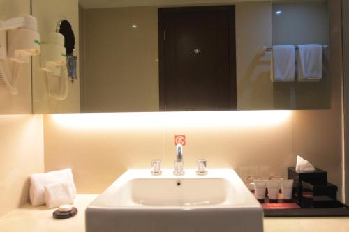 Imagen de la habitación del Hotel THE ALANA SURABAYA. Foto 7