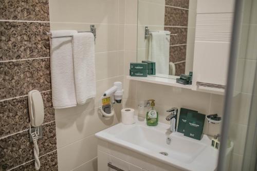 Imagen de la habitación del Hotel THE GREEN OASİS THERMAL & SPA HOTEL. Foto 19