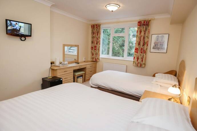 Imagen general del Hotel THE GROVE HOTEL. Foto 7