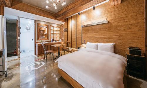 Imagen de la habitación del Hotel THE J HOTEL. Foto 18