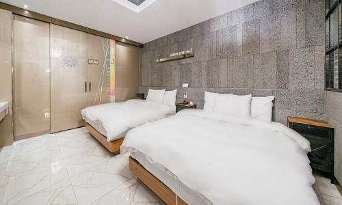 Imagen de la habitación del Hotel THE J HOTEL. Foto 20
