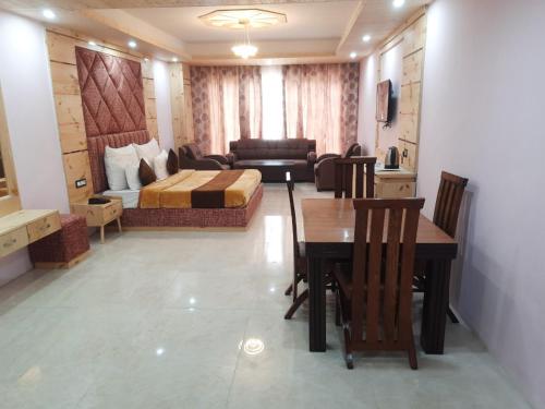 Imagen de la habitación del Hotel THE ROYAL GRAND, Manali. Foto 18