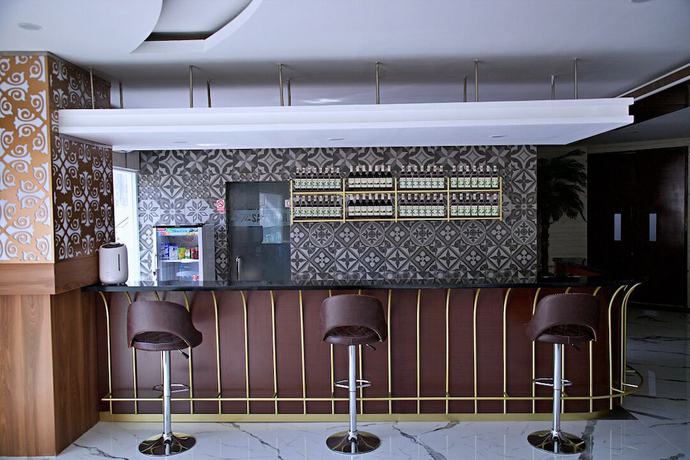 Imagen del bar/restaurante del Hotel THE SATO HOTEL. Foto 3