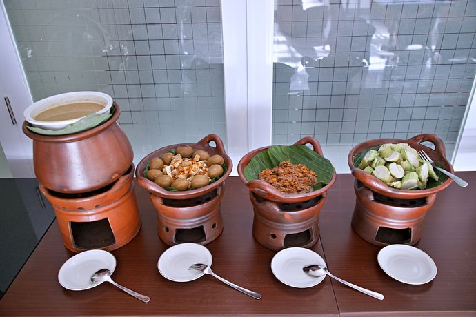 Imagen del bar/restaurante del Hotel THE SATO HOTEL. Foto 4