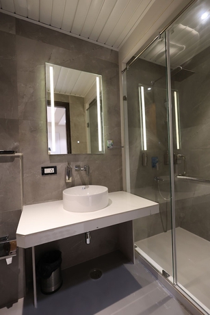 Imagen de la habitación del Hotel THE SRM CRYSTAL. Foto 10