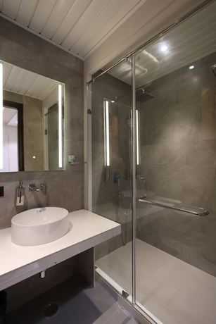 Imagen de la habitación del Hotel THE SRM CRYSTAL. Foto 11