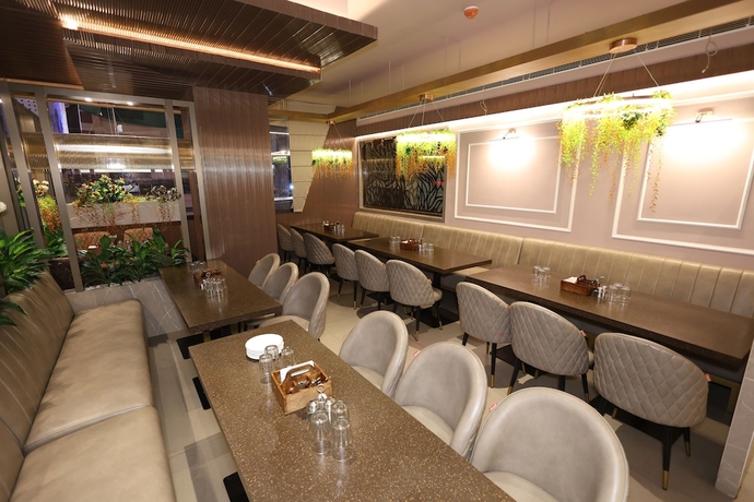 Imagen del bar/restaurante del Hotel THE SRM CRYSTAL. Foto 4